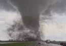 Morador registra tornado gigante em estrada dos EUA